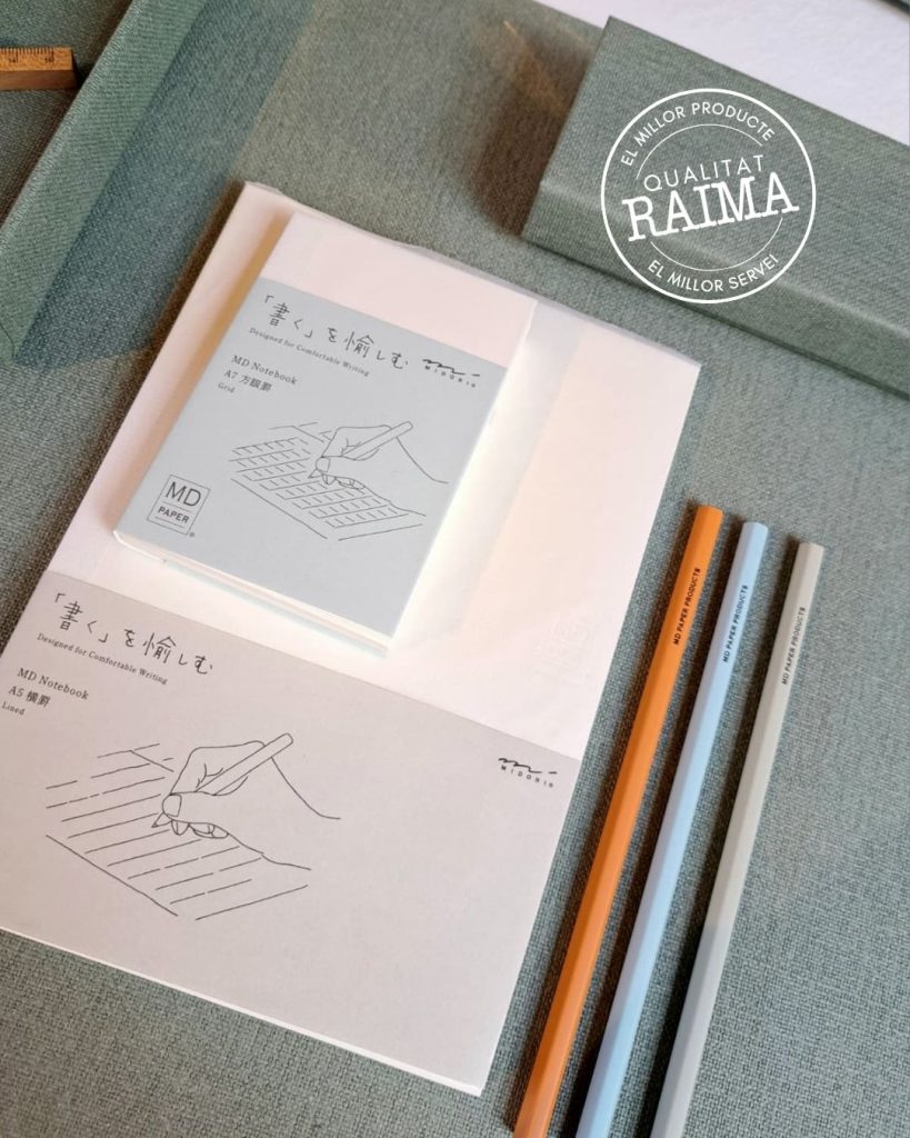 Llibretes Midori acompanyades de llapis de la mateixa marca, disposades sobre una superfície clara. Material d'escriptura de disseny minimalista.
Com organitzar l’escriptori amb accessoris Midori.