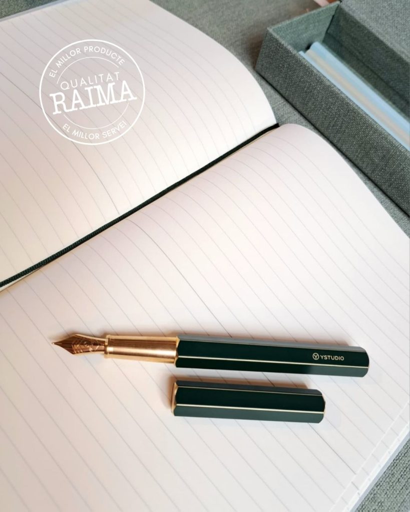 Bolígrafs Ystudio de gamma alta per a escriptura premium, sobre superfície neutra. Disseny elegant i acabat metàl·lic.
Com organitzar l’escriptori amb accessoris Ystudio.