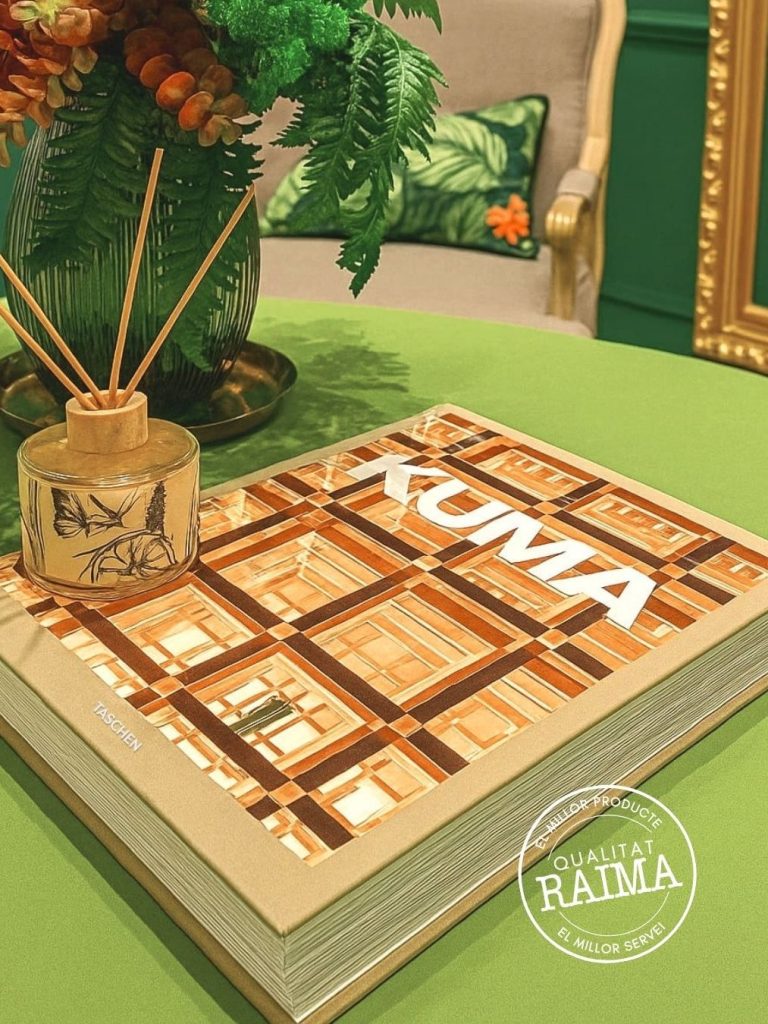Bodegón de elaboración propia de un espacio de hogar donde incluye un libro Taschen y aromatizante.