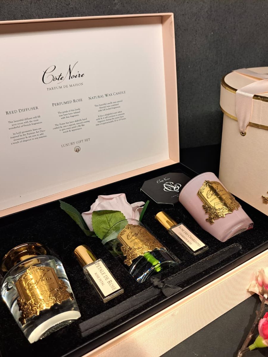 Pink Champagne & Gold Collection de Cote Noire que incluye una vela aromática, perfume de esencia de rosa y difusor