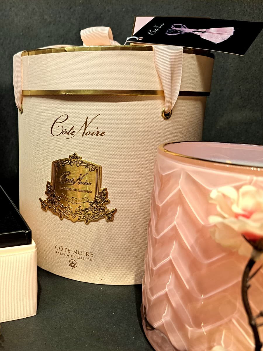 Packaging de una vela aromática Cote Noire de la colección Pink Champagne & Gold. 