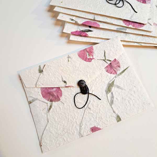 Sobres fets a mà amb pètals rosades. 22 x 16cm